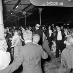854193 Afbeelding van de aankomst van de Wageningse studenten op het N.S.-station Nijmegen, na een rit met een extra ...